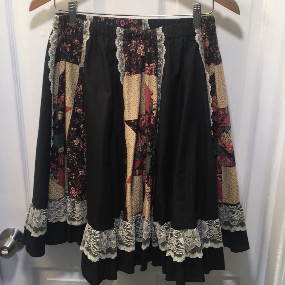 Vintage lace trimmed prairie quilt print skirt - Picture 4 of 13